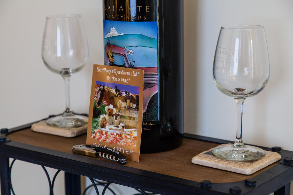 The Vendange Carmel Inn & Suites Rum bild