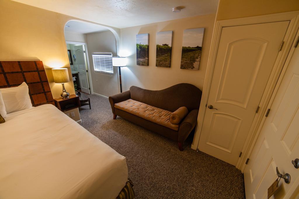 The Vendange Carmel Inn & Suites Rum bild